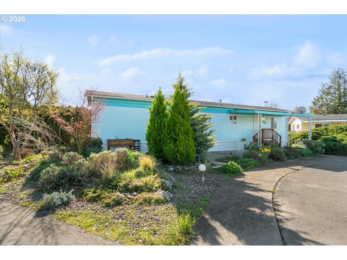 1418 Pine Street, Unit 7 Silverton, OR 97381 - Photo 3 of 27 a backyard of a house