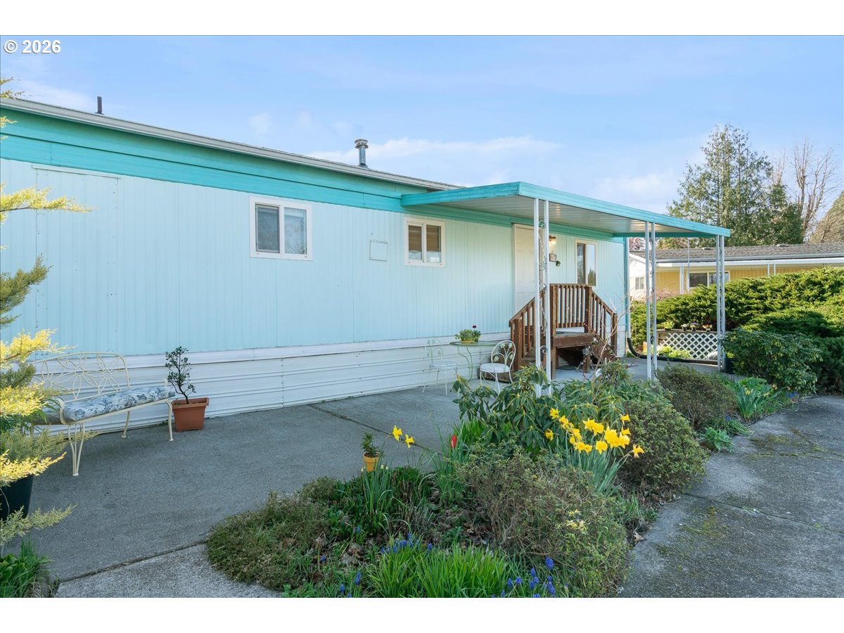 1418 Pine Street, Unit 7 Silverton, OR 97381 - Photo 5 of 27 a backyard of a house with table and chairs