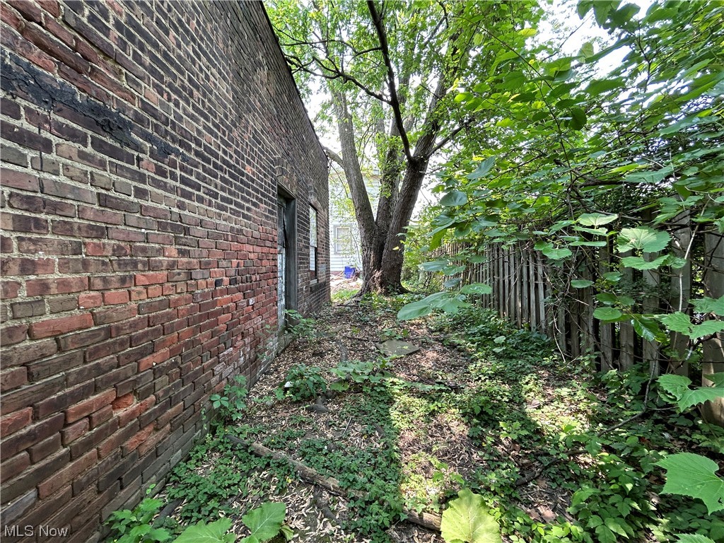 865 Whitcomb Road Cleveland, OH 44110 - Photo 4 of 17