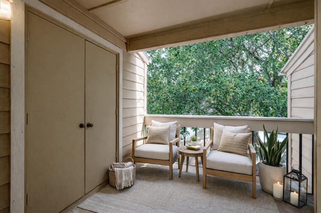 14277 Preston Road, Unit 423 Dallas, TX 75254 - Photo 5 of 31 a balcony with furniture and potted plants