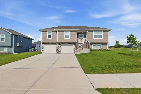 $379,900 | 700 Summer Dawn Circle, Belton, MO 64012