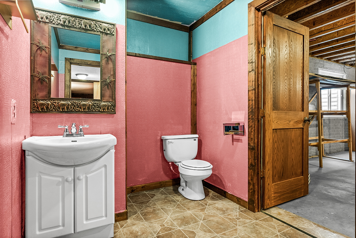 1515 Belclare Road Normal, IL 61761 - Photo 29 of 40 a bathroom with a sink toilet and mirror
