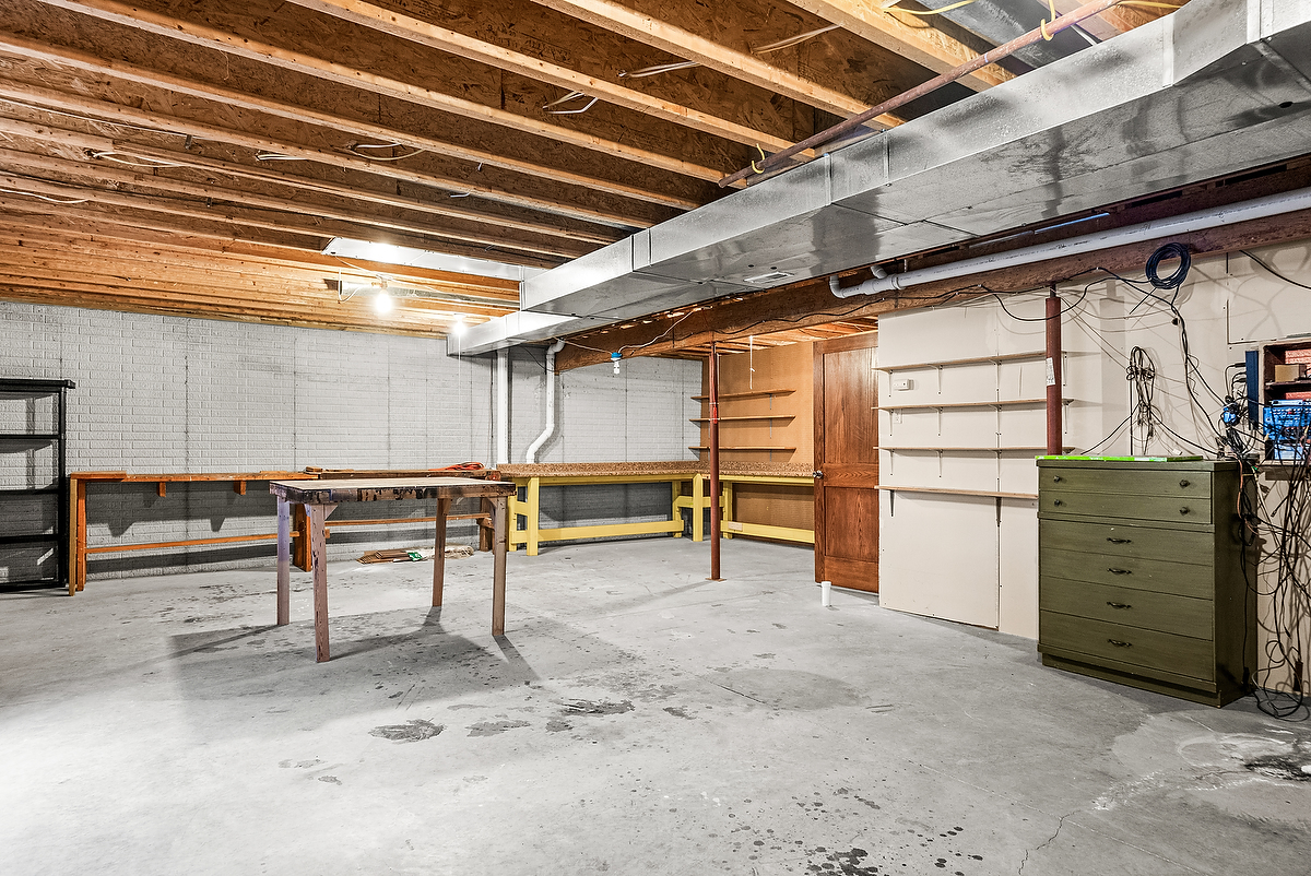 1515 Belclare Road Normal, IL 61761 - Photo 31 of 40 a view of a room with furniture