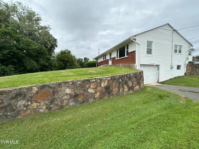 $175,000 | 154 North Drive, Marion, VA 24354