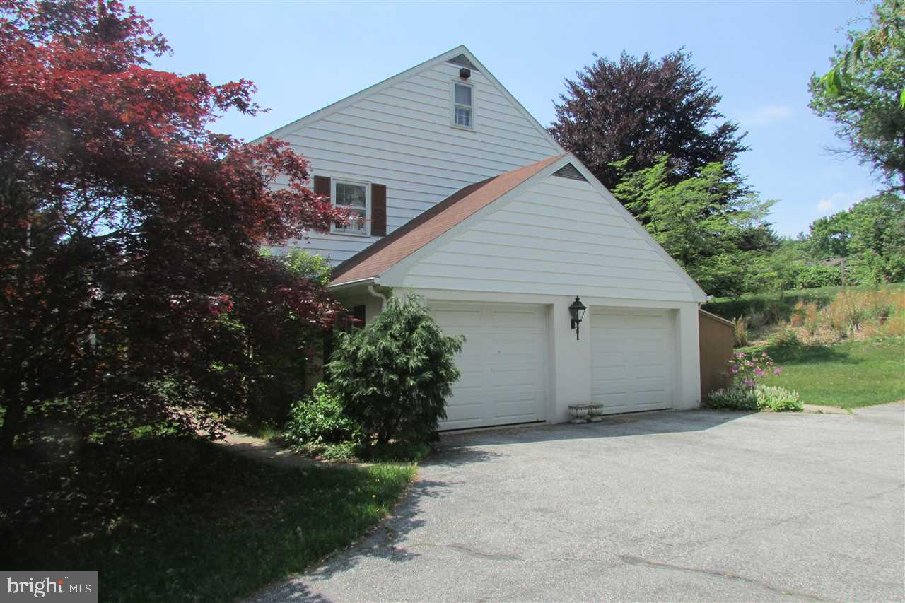2070 Crescent Road York, PA 17403 - Photo 3 of 36