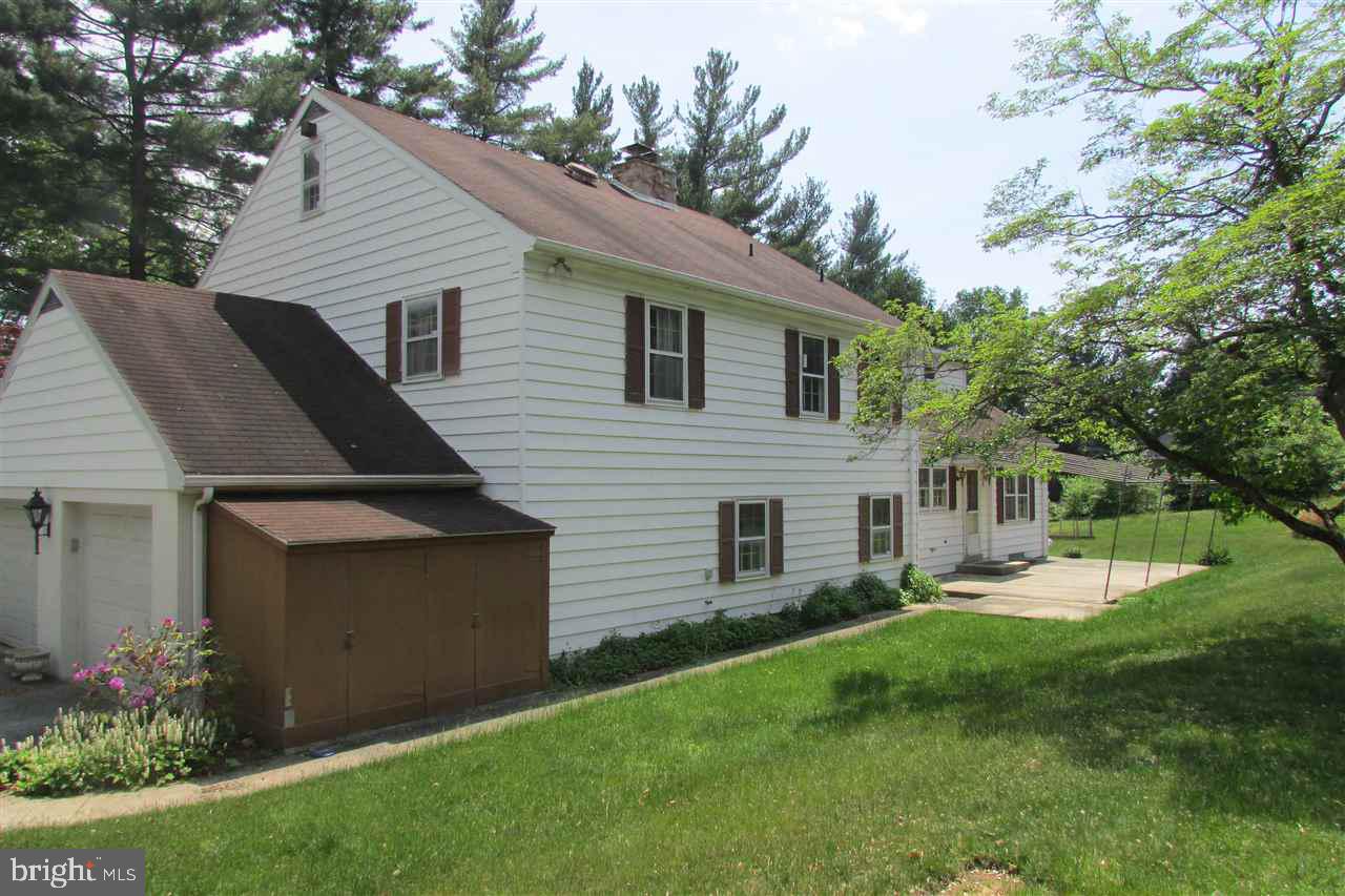 2070 Crescent Road York, PA 17403 - Photo 4 of 36