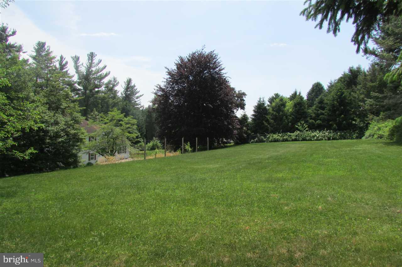 2070 Crescent Road York, PA 17403 - Photo 5 of 36