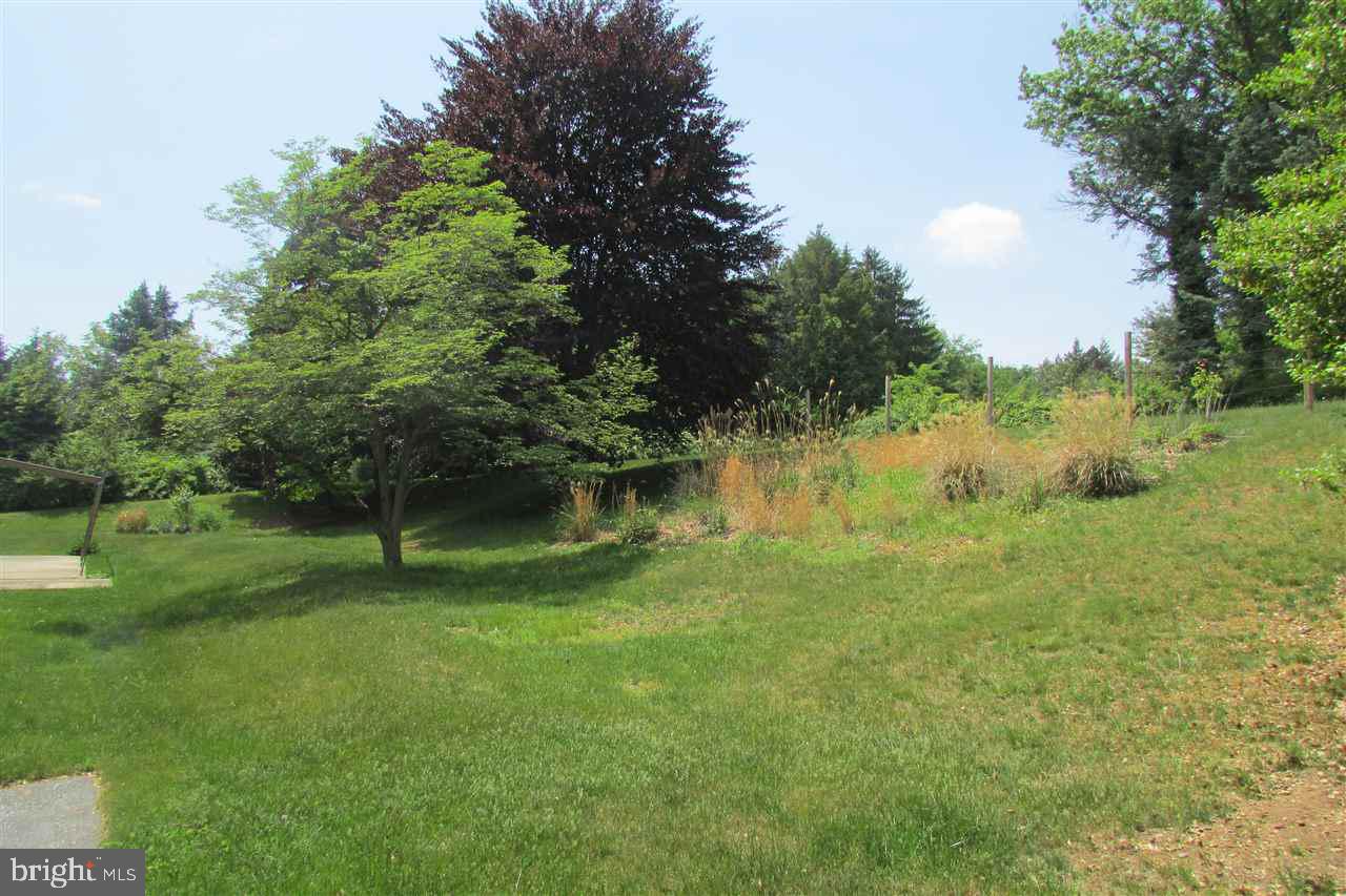 2070 Crescent Road York, PA 17403 - Photo 6 of 36