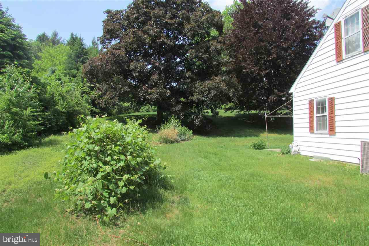 2070 Crescent Road York, PA 17403 - Photo 7 of 36