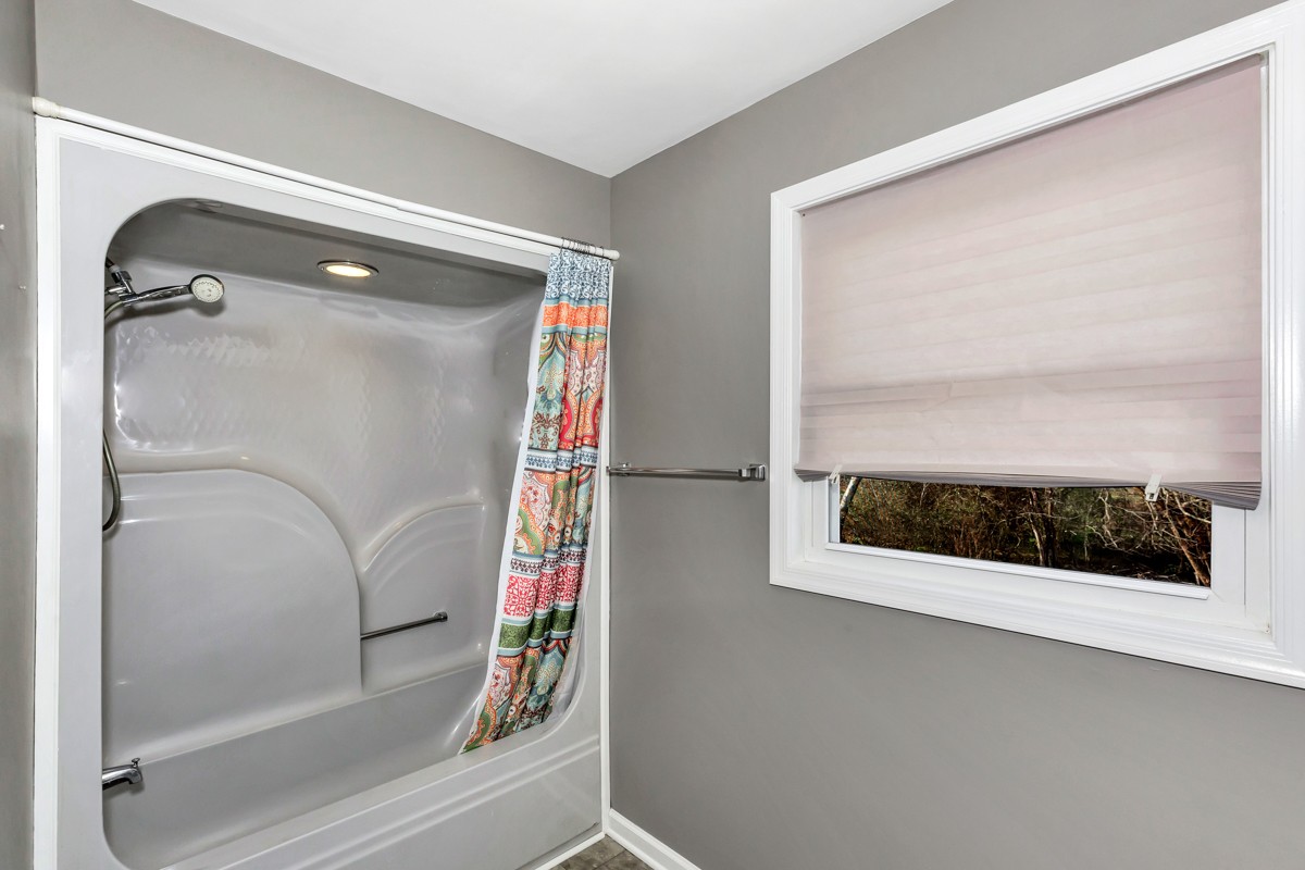 673 Molino Road Fayetteville, TN 37334 - Photo 23 of 31 a bathroom with a bathtub and mirror
