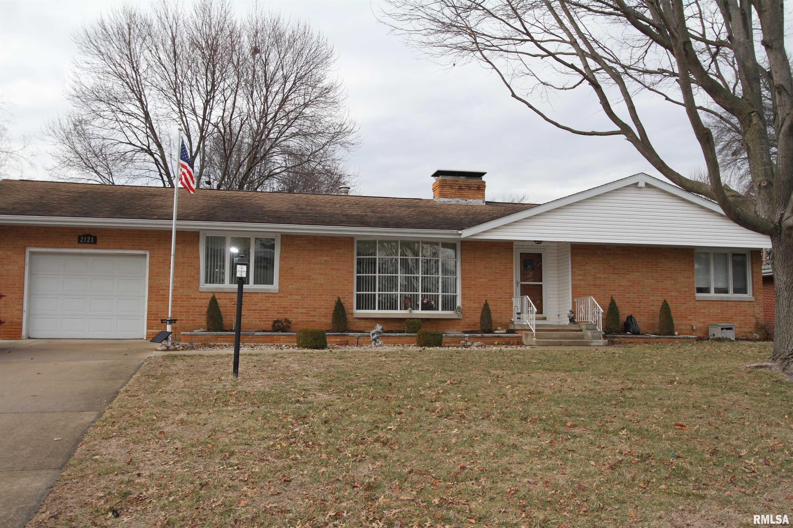 2121 South Lincoln Avenue Springfield, IL 62704 - Photo 1 of 29
