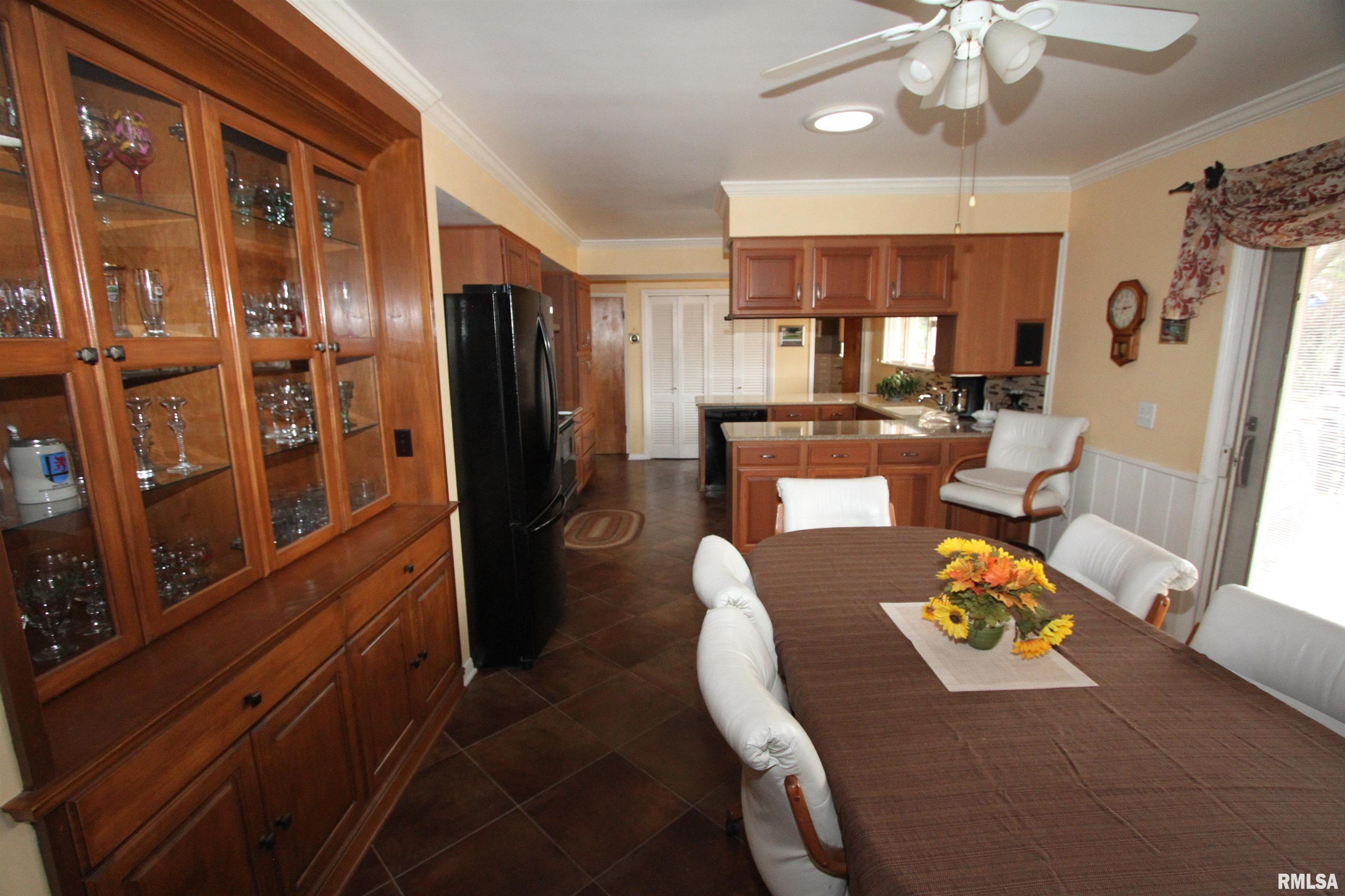 2121 South Lincoln Avenue Springfield, IL 62704 - Photo 2 of 29