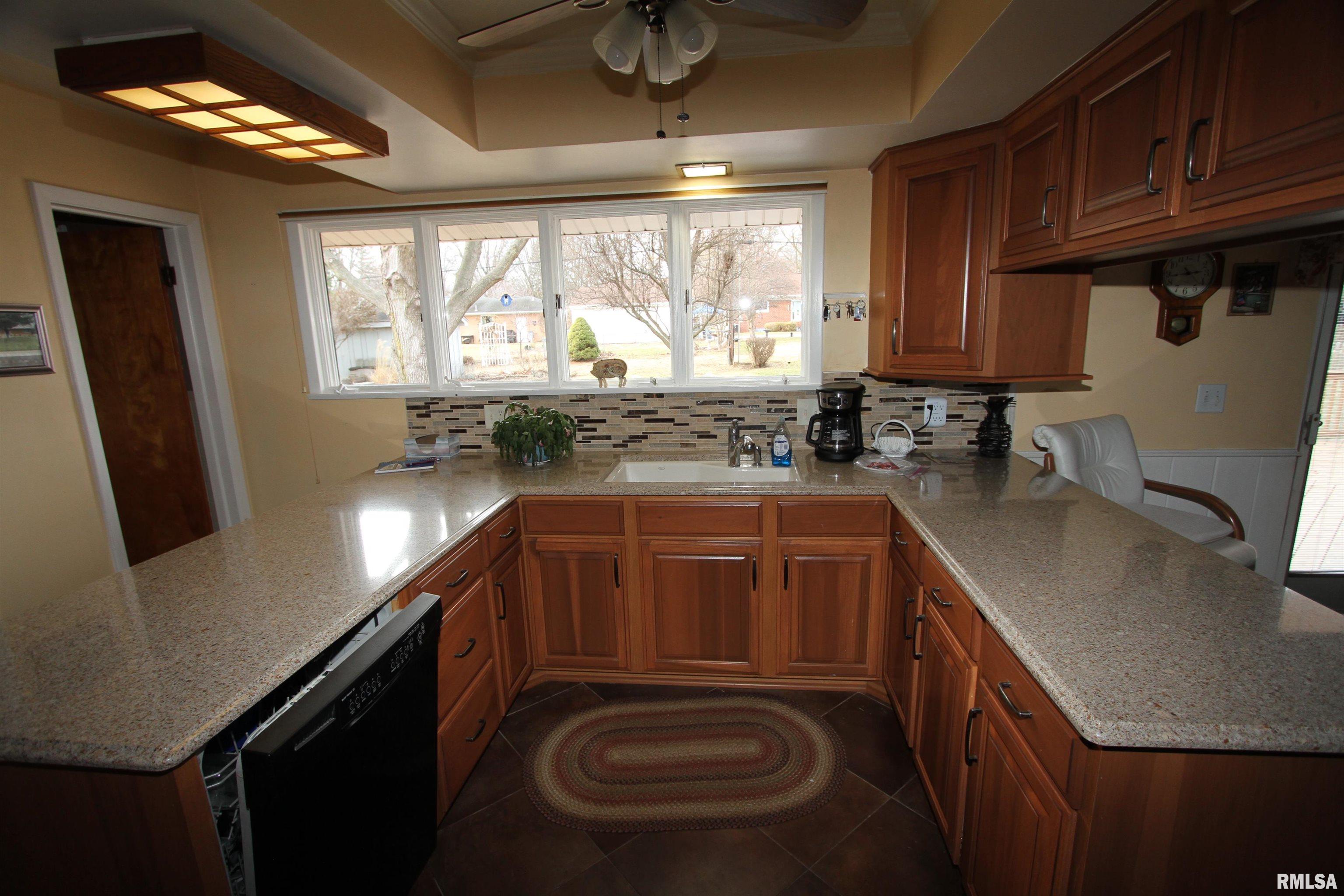 2121 South Lincoln Avenue Springfield, IL 62704 - Photo 3 of 29