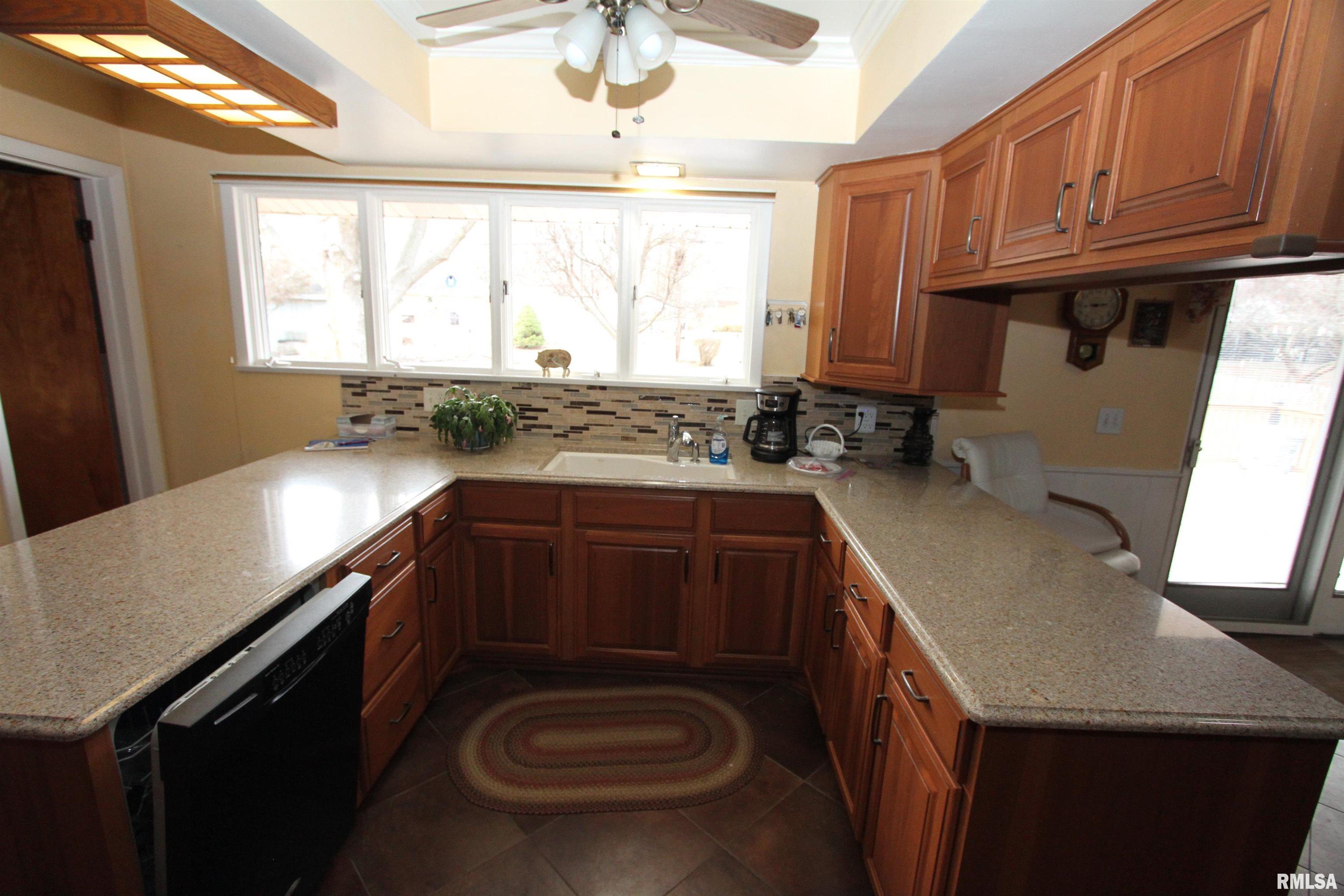 2121 South Lincoln Avenue Springfield, IL 62704 - Photo 7 of 29