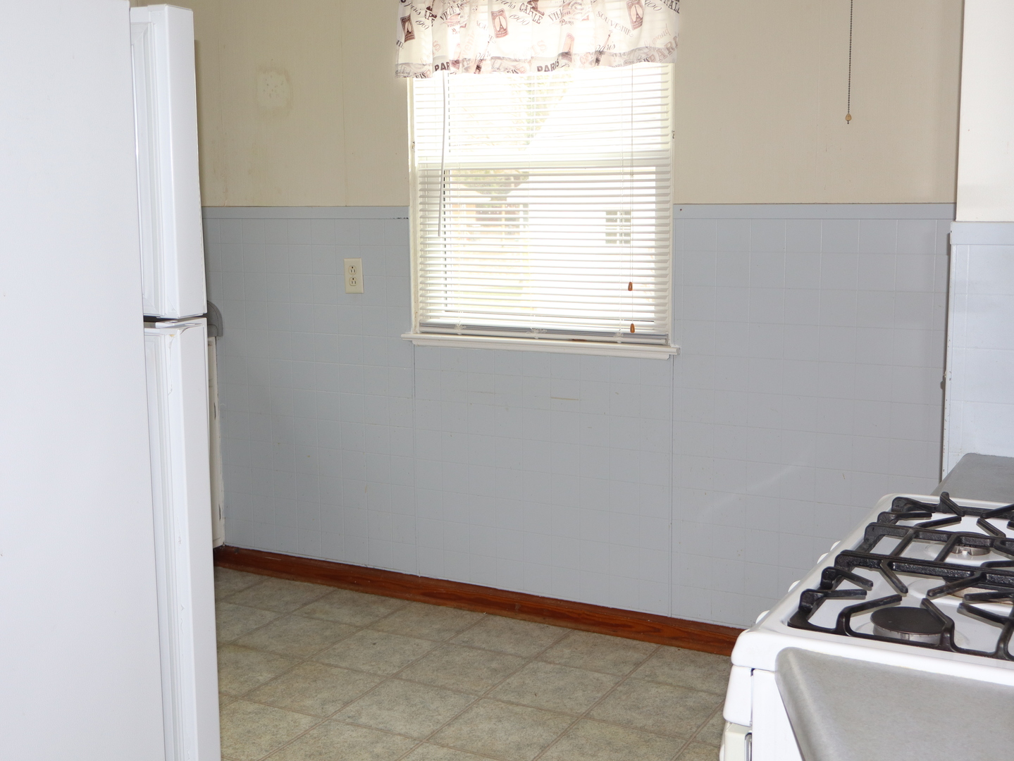 424 West Bluff Street Streator, IL 61364 - Photo 7 of 20 a room with a window