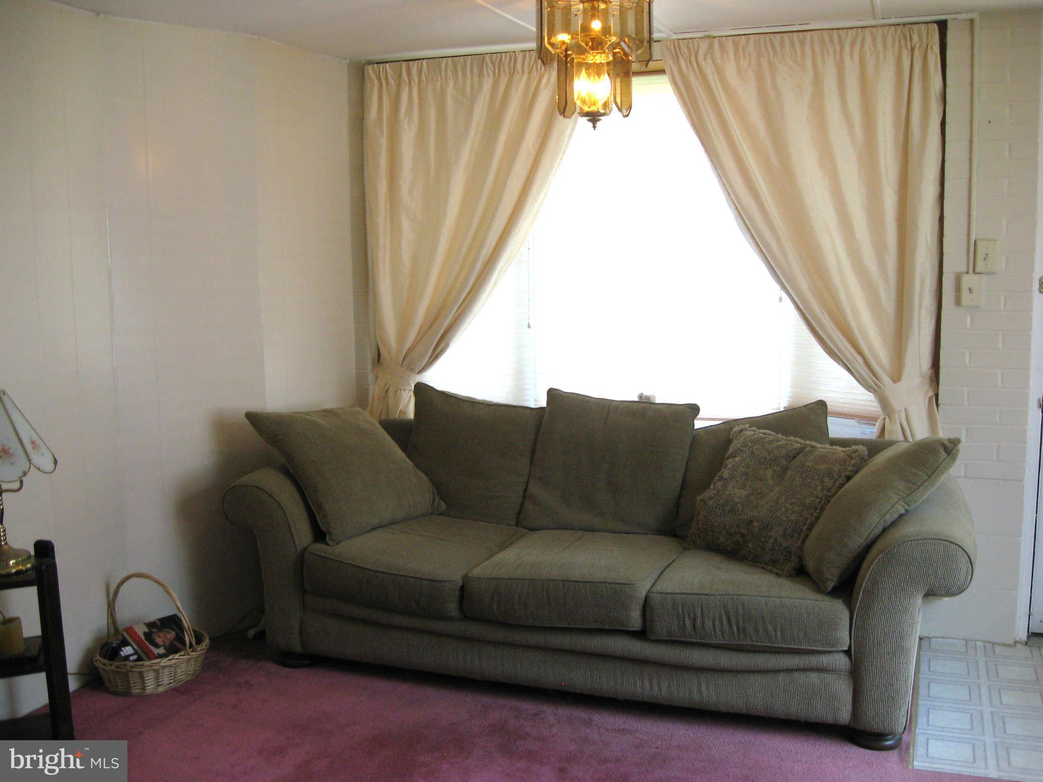 1992 Poplar Ridge Road Pasadena, MD 21122 - Photo 4 of 29 Living Room