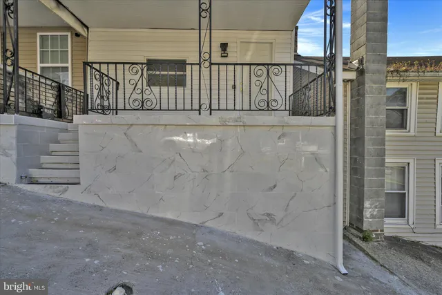 a view of entryway with a door