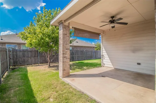 a view of a house with backyard and garden