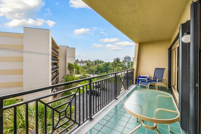 $585,000 | 3939 Ocean Drive, Unit 408, Vero Beach, FL 32963