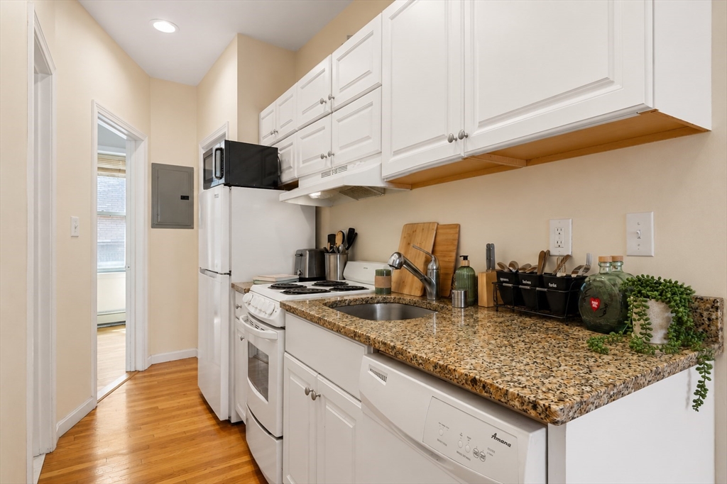 28 Phillips Street, Unit 3 Boston, MA 02114 - Photo 4 of 15