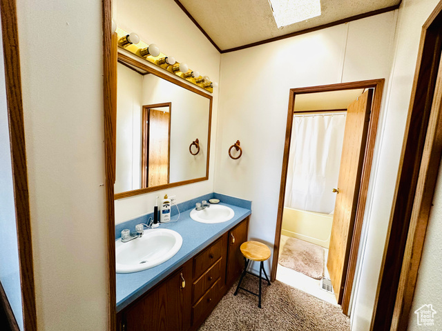 82 Powell Drive, Unit 77 Boulder, UT 84716 - Photo 11 of 16 Full bathroom featuring shower / tub combo, double vanity, and skylight