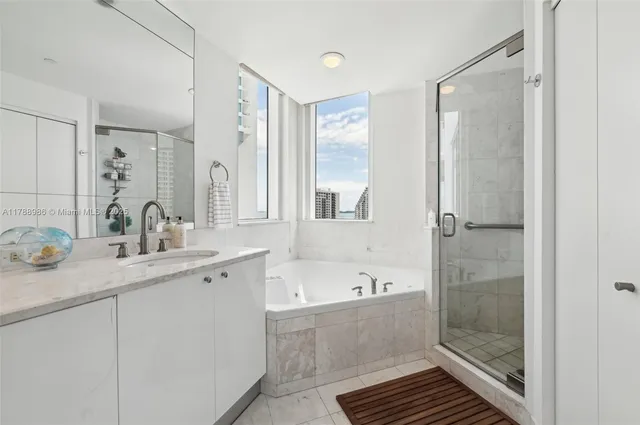 $1,215,000 | 901 Brickell Key Boulevard, Unit 1009, Miami, FL 33131