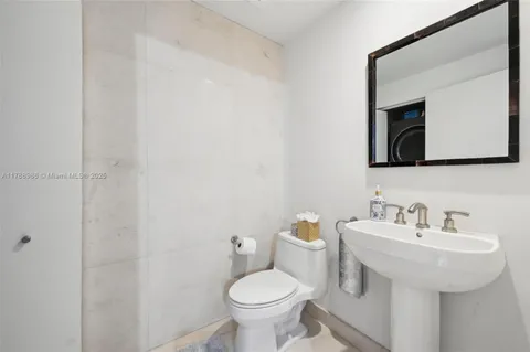 $1,215,000 | 901 Brickell Key Boulevard, Unit 1009, Miami, FL 33131