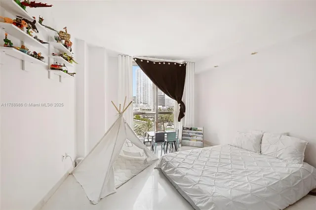 $1,215,000 | 901 Brickell Key Boulevard, Unit 1009, Miami, FL 33131