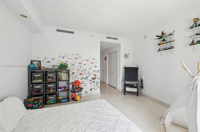 $1,215,000 | 901 Brickell Key Boulevard, Unit 1009, Miami, FL 33131
