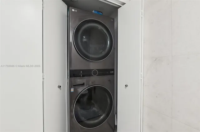 $1,215,000 | 901 Brickell Key Boulevard, Unit 1009, Miami, FL 33131