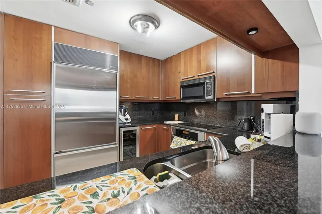 $1,215,000 | 901 Brickell Key Boulevard, Unit 1009, Miami, FL 33131