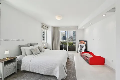 $1,215,000 | 901 Brickell Key Boulevard, Unit 1009, Miami, FL 33131