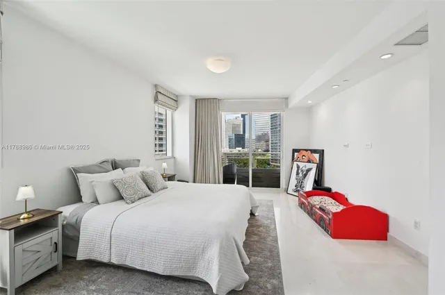 $1,215,000 | 901 Brickell Key Boulevard, Unit 1009, Miami, FL 33131