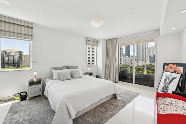 $1,215,000 | 901 Brickell Key Boulevard, Unit 1009, Miami, FL 33131