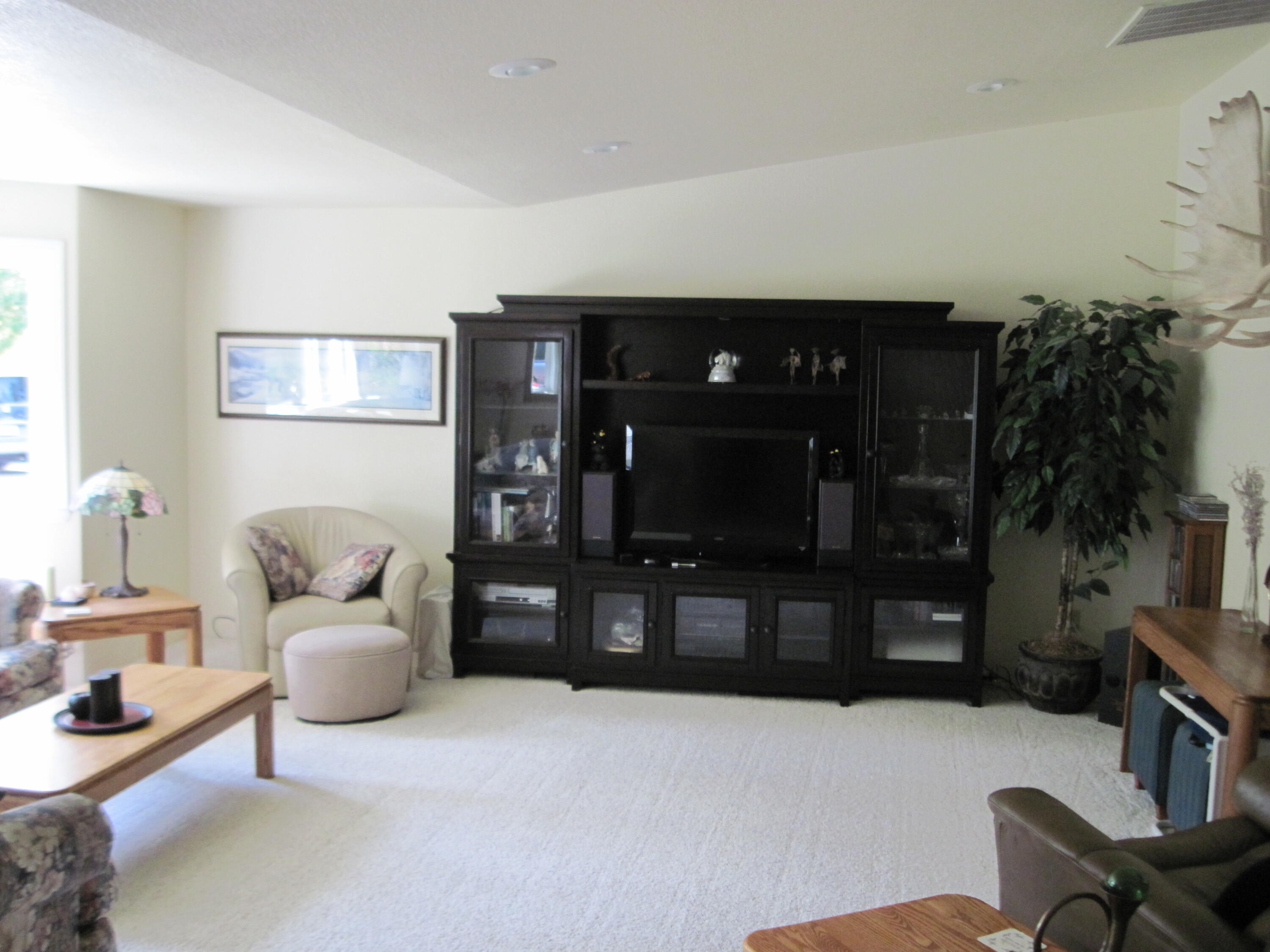 5822 New Hope Road Grants Pass, OR 97527 - Photo 20 of 36 Living Room