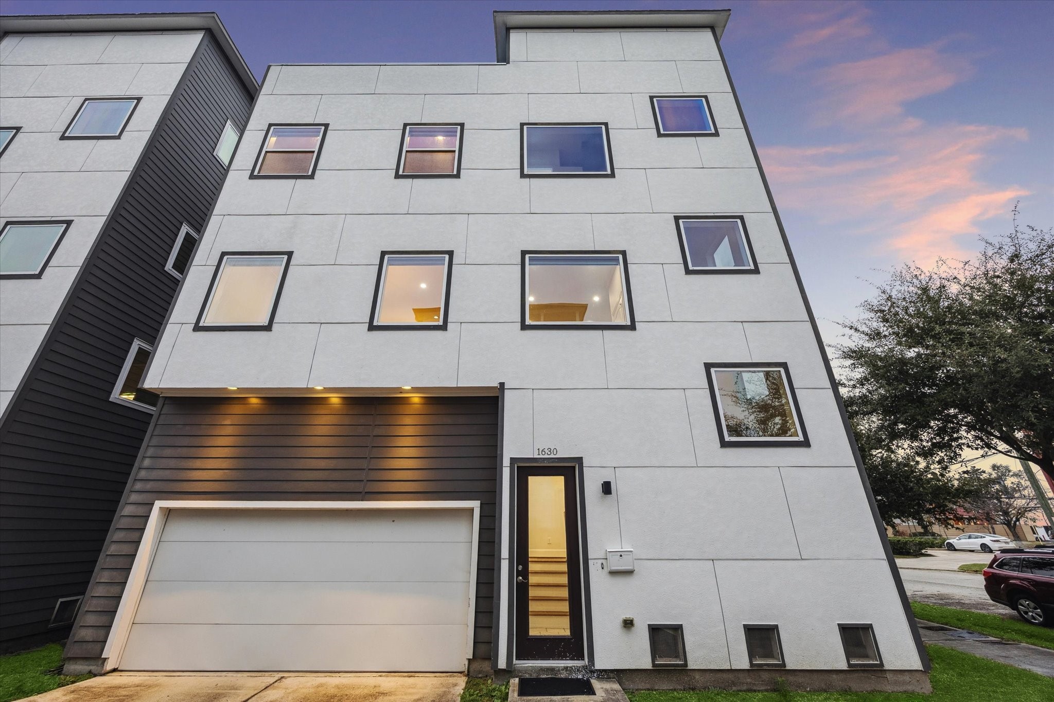 1630 W 24th, 4 story living.