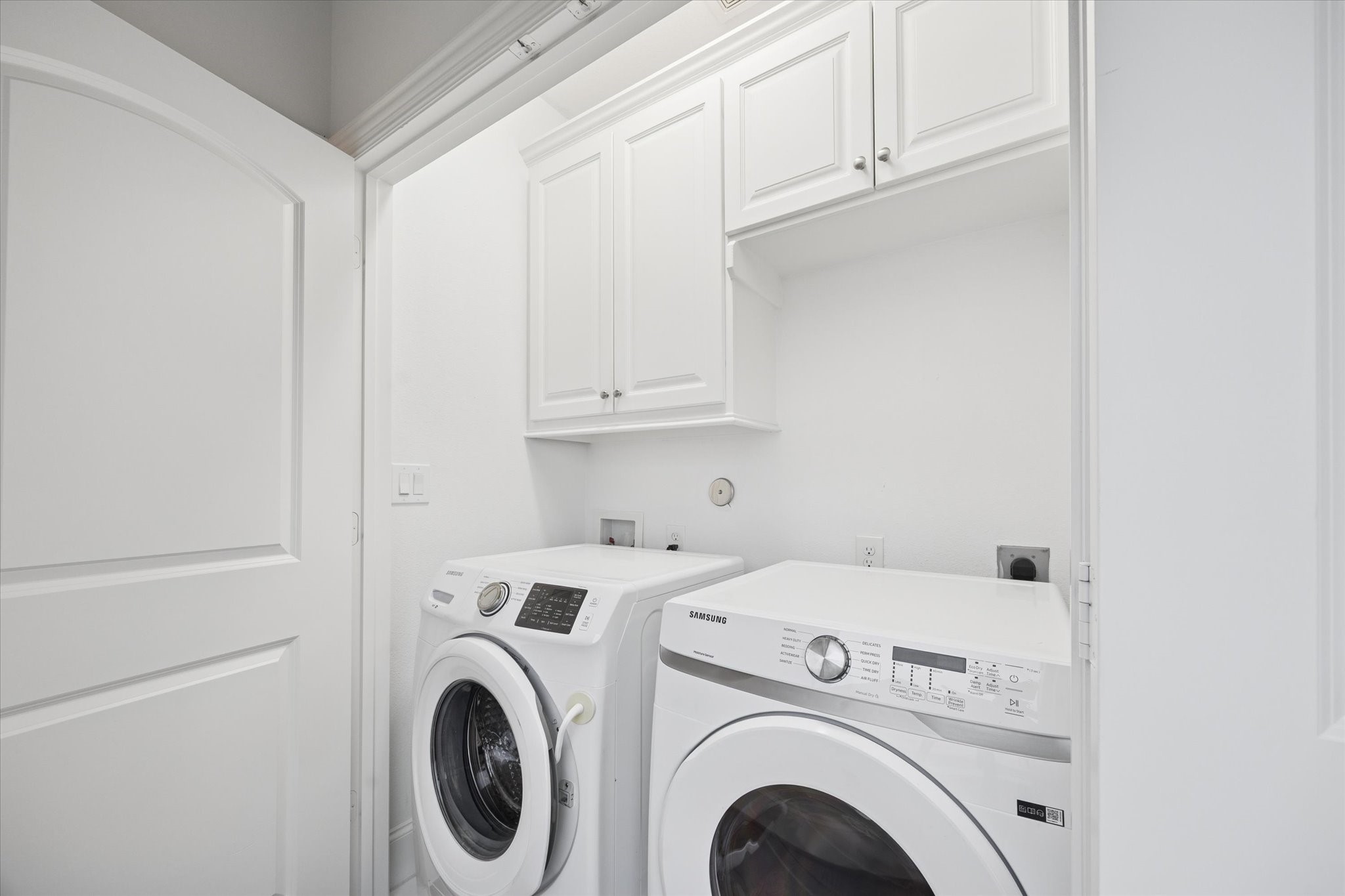 1630 West 24th Street Houston, TX 77008 - Photo 12 of 24 3rd floor laundry room near primary and secondary bedroom, SAMSUNG WASHER & DRYER INCLUDED WITH THE HOUSE