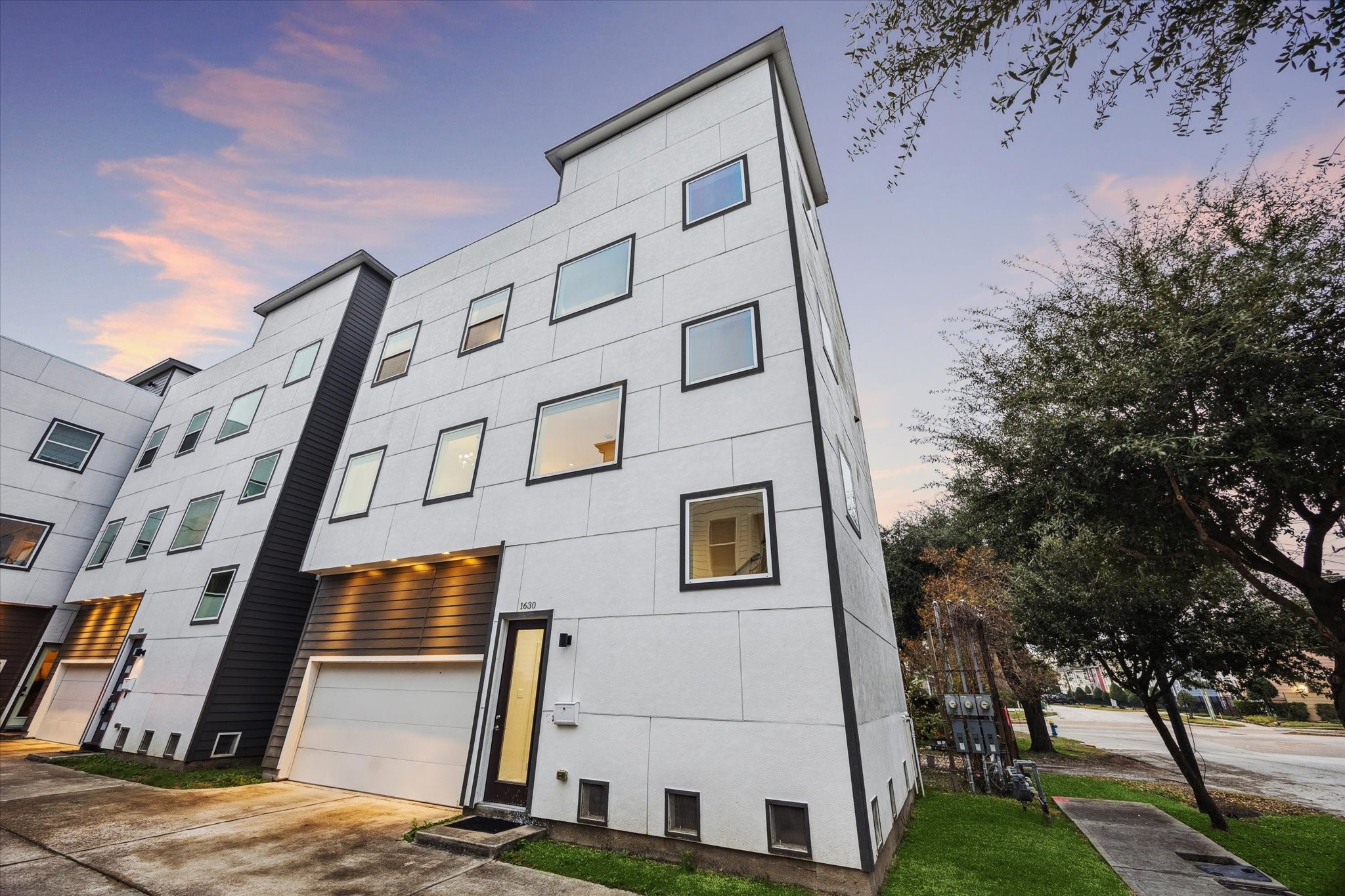 1630 West 24th Street Houston, TX 77008 - Photo 24 of 24 1630 W 24th is a corner unit, free standing home.