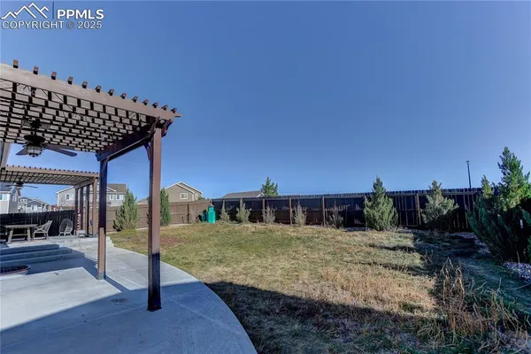 a view of a house with backyard and porch