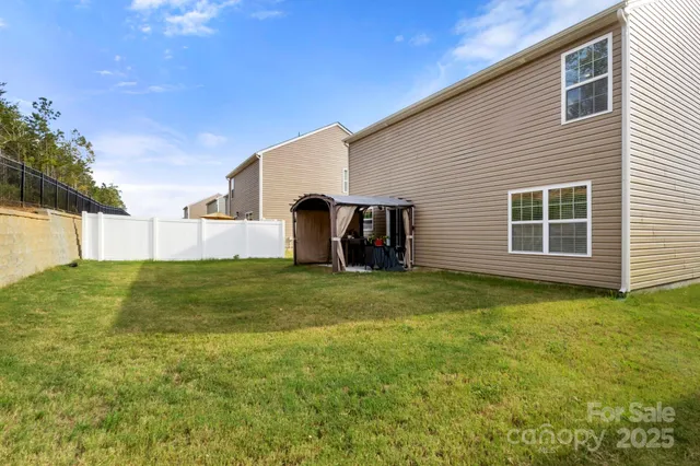 a view of a backyard