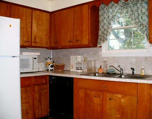 32 Riverside Drive Narragansett, RI 02882 - Photo 4 of 8 Kitchen.