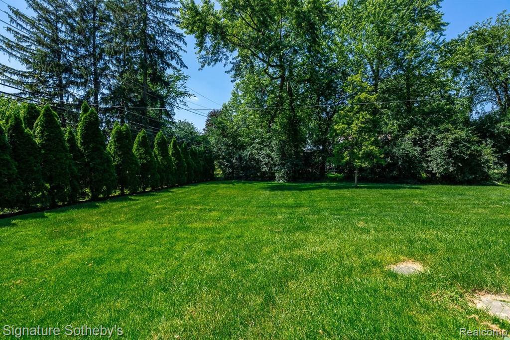 27745 Rackham Drive Lathrup Village, MI 48076 - Photo 33 of 36