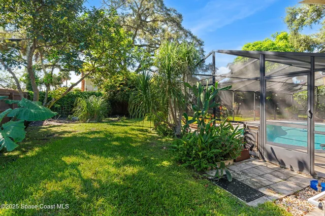 a view of a house with backyard