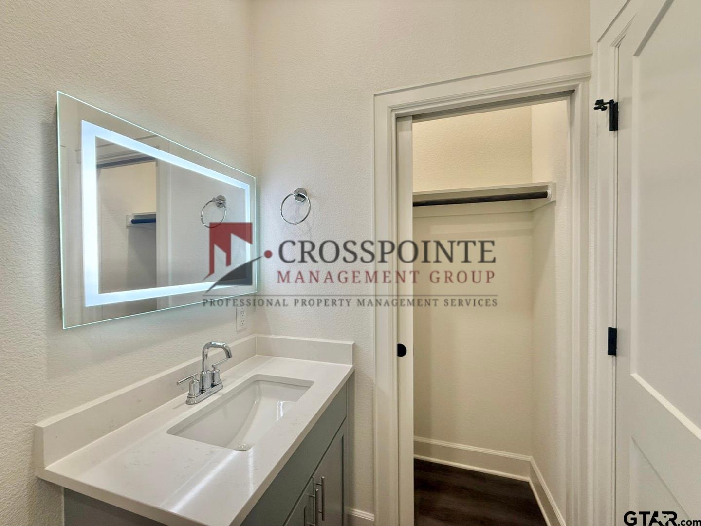 548 West Erwin Street Tyler, TX 75702 - Photo 4 of 27 a bathroom with a sink and a mirror
