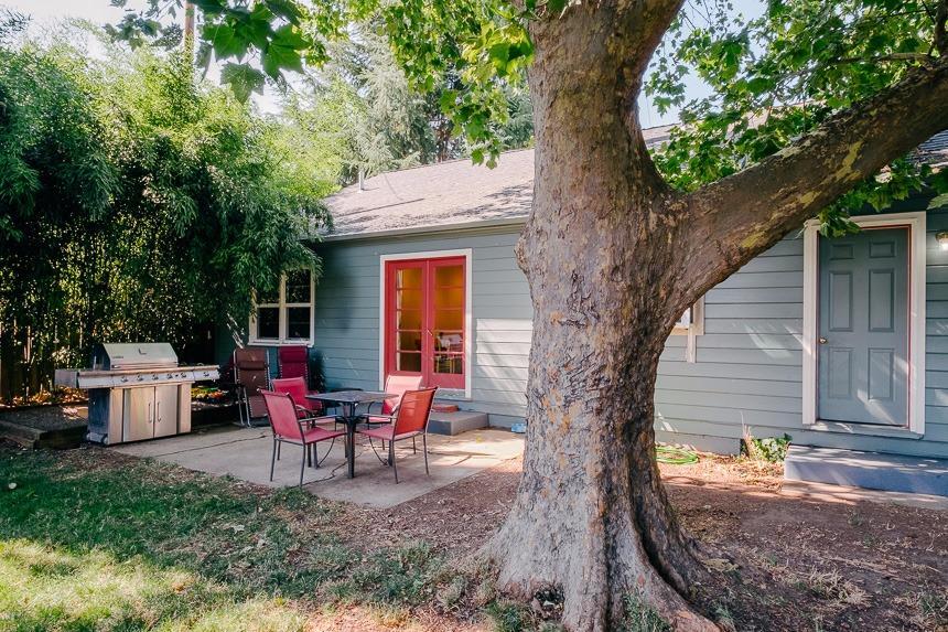 1008 Reddy Avenue Medford, OR 97504 - Photo 26 of 32 a backyard of a house with outdoor seating