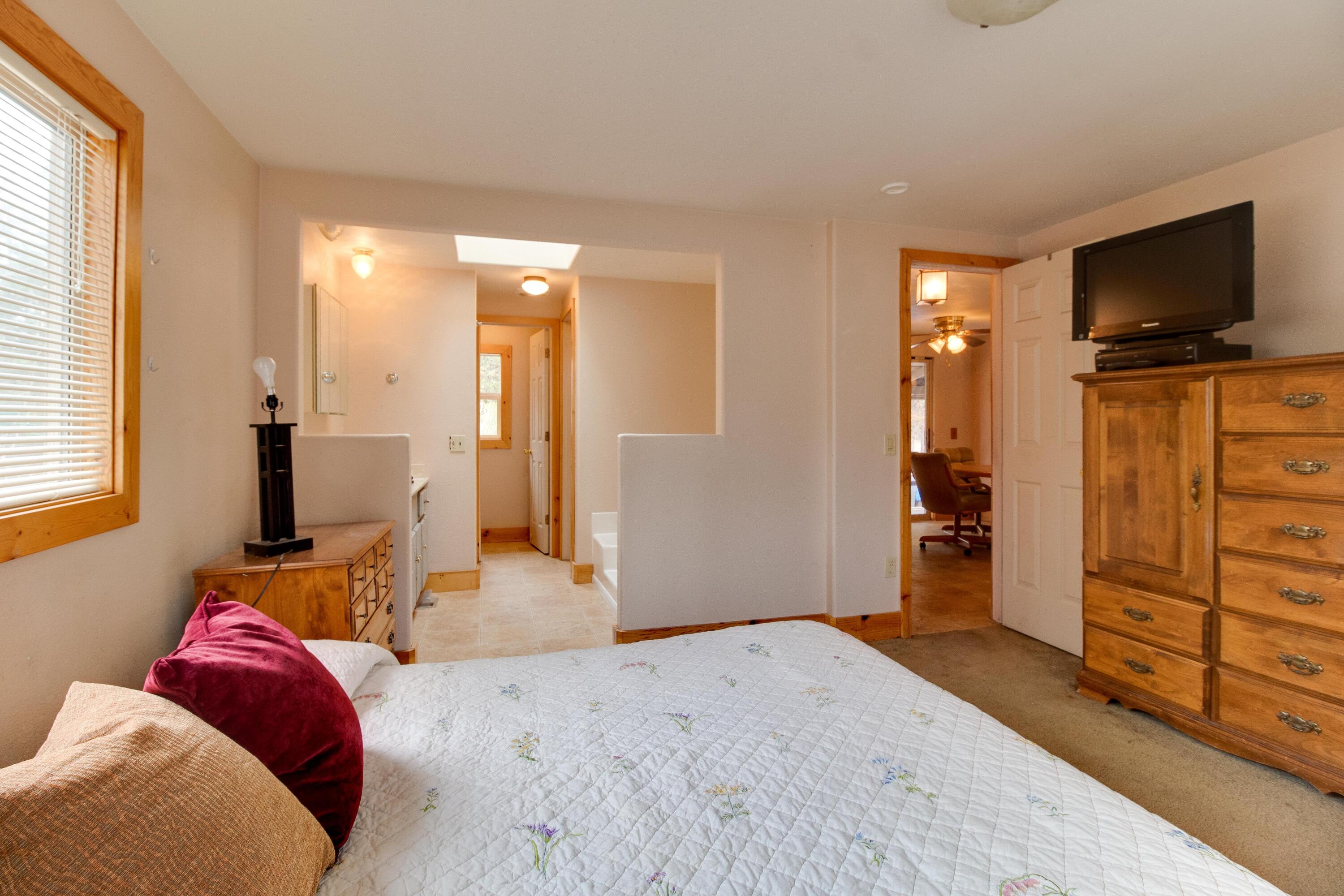 52645 Ranch Drive La Pine, OR 97739 - Photo 23 of 38 Primary Bedroom