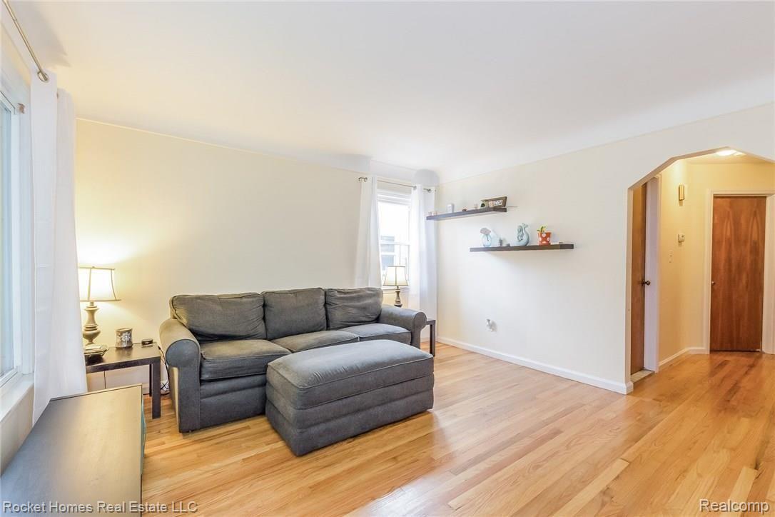 9333 Rosedale Boulevard Allen Park, MI 48101 - Photo 5 of 28 004-photo-living-room-6156949.jpg