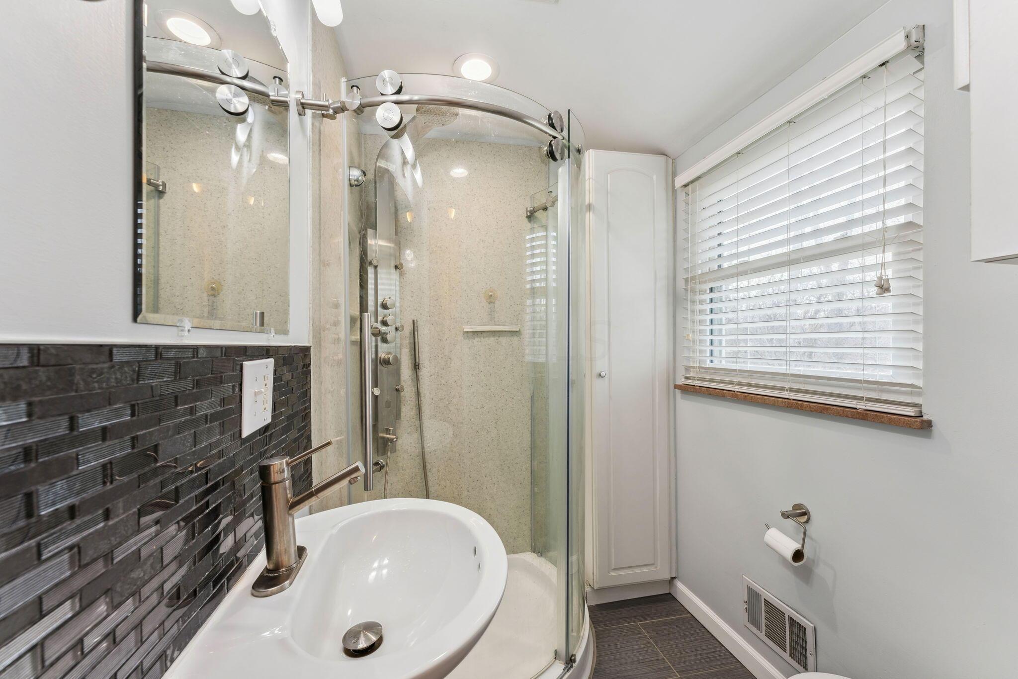 4540 Summit Ridge Road Columbus, OH 43220 - Photo 54 of 65 2nd Floor Full Bathroom