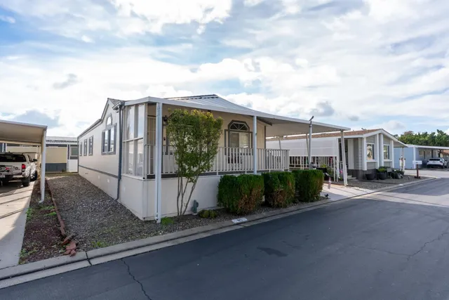 a view of a house with backyard and garden