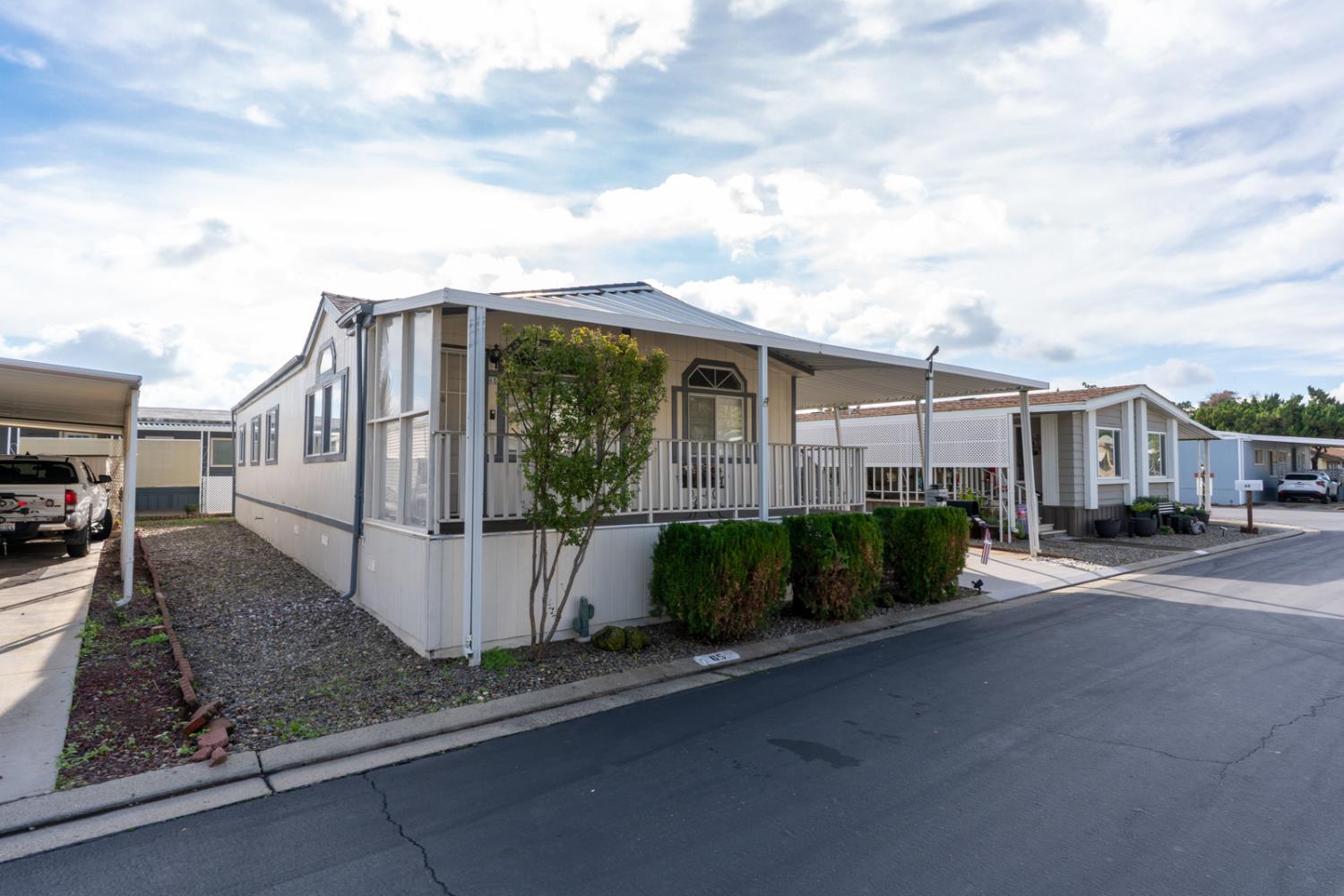 a view of a house with backyard and garden
